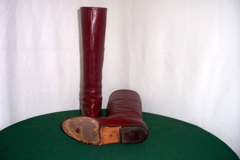 Sz 7aa Vintage tall maroon leather 1980s women Italian made Hana Mackler flat riding boots.