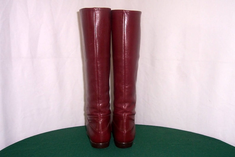 Sz 7aa Vintage tall maroon leather 1980s women Italian made Hana Mackler flat riding boots.