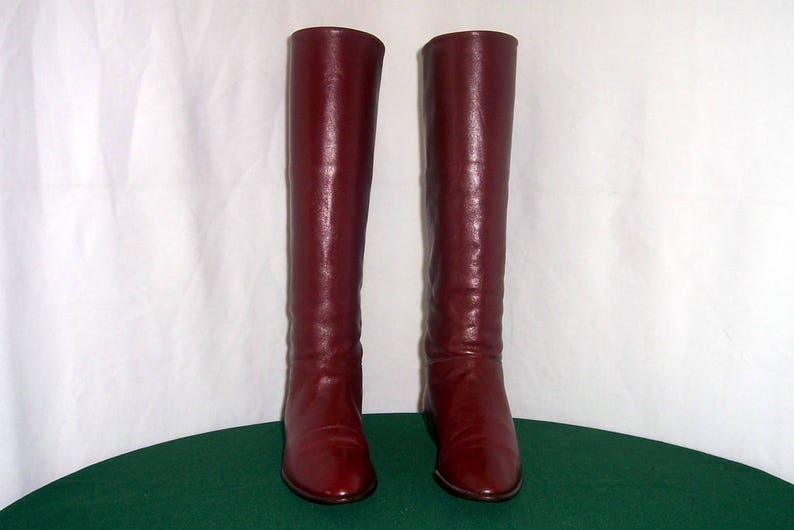 Sz 7aa Vintage tall maroon leather 1980s women Italian made Hana Mackler flat riding boots.