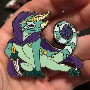 Chamäleon Scharlatan, Chamäleon Emaille Pin