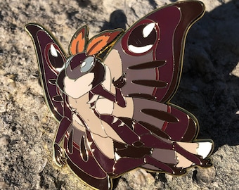 Pin de esmalte con forma de insecto polilla marrón Aruna