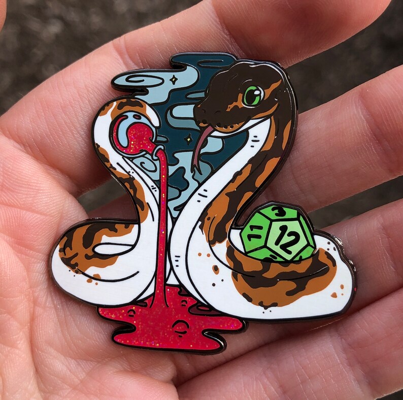 Op de afbeelding: Een witte en bruine slang met een groene 12-zijdige dobbelsteen, gewikkeld rond een rode, druppelende drank. De slang heeft een zwarte en blauwe achtergrond met witte wolken.