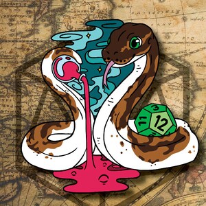 Op de afbeelding: Een witte en bruine slang met een groene 12-zijdige dobbelsteen in zijn windingen. De slang giet een roze vloeistof uit een fles. De achtergrond is een vintage kaart.