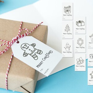 Puede incluir: Un conjunto de diez etiquetas para regalos de Navidad imprimibles con varias ilustraciones de temática navideña, incluyendo un hombre de jengibre, un árbol de Navidad, un muñeco de nieve, una corona, una casa, una taza de café, campanas y una caja de regalo. Las etiquetas son en blanco y negro y tienen el texto "Merry Christmas" en cada una.