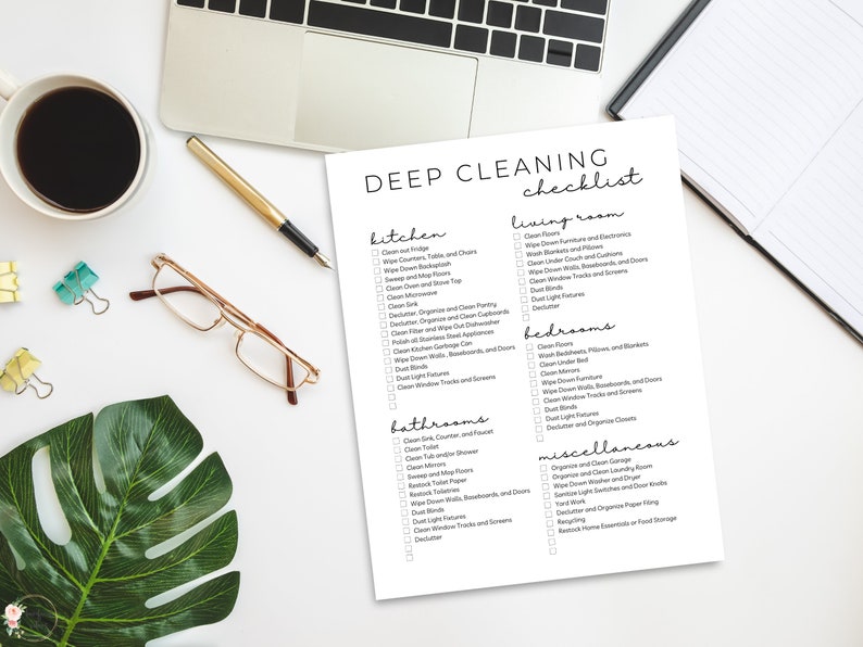 K&ouml;nnte beinhalten: Eine druckbare Tiefenreinigungs-Checkliste mit Abschnitten f&uuml;r K&uuml;che, Wohnzimmer, Schlafzimmer, Badezimmer und verschiedene Aufgaben. Die Checkliste umfasst Aufgaben wie das Reinigen des Ofens, das Abwischen der W&auml;nde und das Organisieren von Schubladen.
