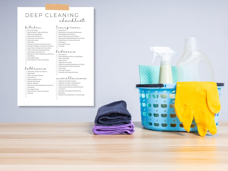 K&ouml;nnte beinhalten: Eine druckbare Tiefenreinigungs-Checkliste mit Kategorien f&uuml;r K&uuml;che, Wohnzimmer, Schlafzimmer, Badezimmer und Sonstiges. Die Checkliste befindet sich neben einem blauen Korb mit Reinigungsmitteln, gelben Handschuhen und einem Stapel Reinigungst&uuml;chern.