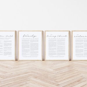 Puede incluir: Cuatro impresiones enmarcadas con texto sobre fondo blanco. Las impresiones están en marcos de madera clara y presentan los títulos "Los Artículos de Fe", "La Familia", "El Cristo Viviente" y "La Restauración" en escritura elegante.