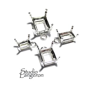 Może przedstawiać: Cztery srebrne metalowe oprawki do tworzenia biżuterii. Oprawki są prostokątne i mają pętelkę u góry do przymocowania do łańcuszka lub sznurka.