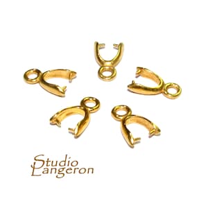 Puede incluir: Cinco cierres de joyería de metal dorado con un bucle en un extremo y un gancho en el otro.