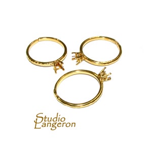 Puede incluir: Tres engastes de anillo de oro con garras para una piedra. Los anillos están martillados y tienen un acabado texturizado.