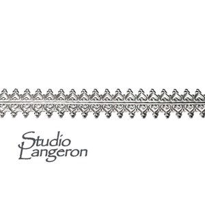 Peut inclure: Garniture en m&eacute;tal argent&eacute; avec un motif de c&oelig;ur r&eacute;p&eacute;t&eacute;. La garniture mesure environ 1,2 cm de large.