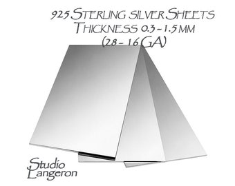 Op de afbeelding: Drie vellen van 925 Sterling zilver, met een dikte van 0,3 - 1,5 mm (28 - 16 GA). De vellen zijn op elkaar gestapeld, met het bovenste vel gevouwen over de andere twee. De vellen zijn zilverkleurig en hebben een glad, glanzend oppervlak. De tekst "Studio Langeron" is zichtbaar in de linkerbenedenhoek van de afbeelding.