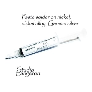 Könnte beinhalten: Eine weiße Spritze gefüllt mit Silber-Lötpaste für das Löten bei niedriger Temperatur. Das Etikett lautet "Silver paste solder low temperature KB430 Metal white 221°C PRO 503014 Made in Israel".