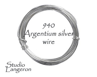 Könnte beinhalten: Eine Spule aus 940 Argentium-Silberdraht. Der Draht ist silberfarben und zu einem Kreis gewickelt. Der Text "940 Argentium silver wire" ist auf die Spule gedruckt.