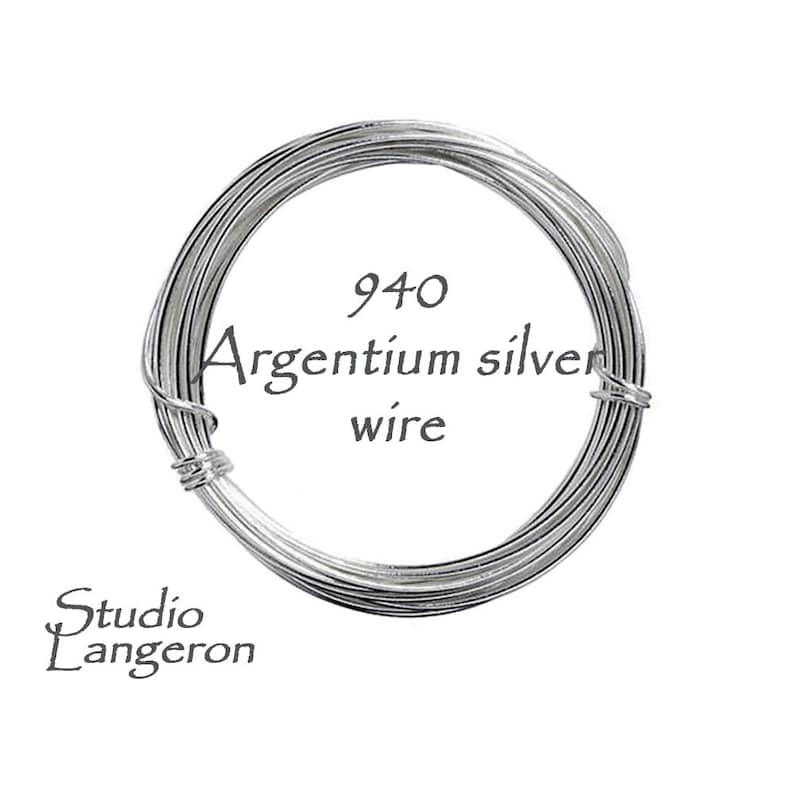 Puede incluir: Una bobina de alambre de plata Argentium 940. El alambre es de color plateado y est&aacute; enrollado en un c&iacute;rculo. El texto "940 Argentium silver wire" est&aacute; impreso en la bobina.