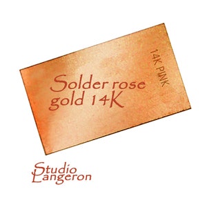 Könnte beinhalten: Ein Blatt 14 Karat Roségold-Lot, beschriftet mit "Solder rose gold 14K" und "14K PINK". Das Blatt ist hellorange und hat eine leicht strukturierte Oberfläche. Der Text ist rot.