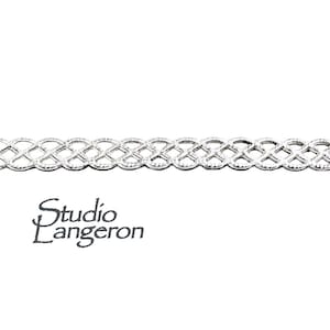 Könnte beinhalten: Silberne Metallic-Borte mit einem gewebten Gitterdesign. Die Borte ist etwa 1,2 cm breit.