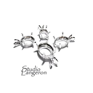 Puede incluir: Cuatro engastes de colgante ovalados de plata con garras. Los engastes son para engastar piedras en bisel.