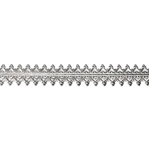 Peut inclure: Garniture argent&eacute;e avec un motif de c&oelig;ur r&eacute;p&eacute;t&eacute;. La garniture est en m&eacute;tal et a une finition brillante.