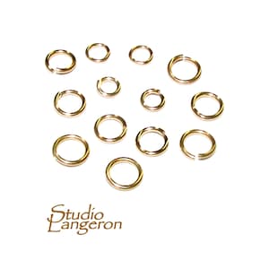 Könnte beinhalten: Sortiment von goldenen Sprungringen in verschiedenen Größen. Die Sprungringe sind aus Metall und werden für die Schmuckherstellung verwendet.