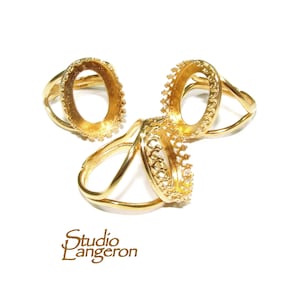 Puede incluir: Tres bases de anillo de metal dorado con engastes ovalados. Los engastes tienen un diseño decorativo y ornamentado.