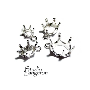 May include: Four silver crown-shaped jewellery findings with loops for attachment. The findings are on a white background. The text "Studio L'Angeron" is at the bottom.