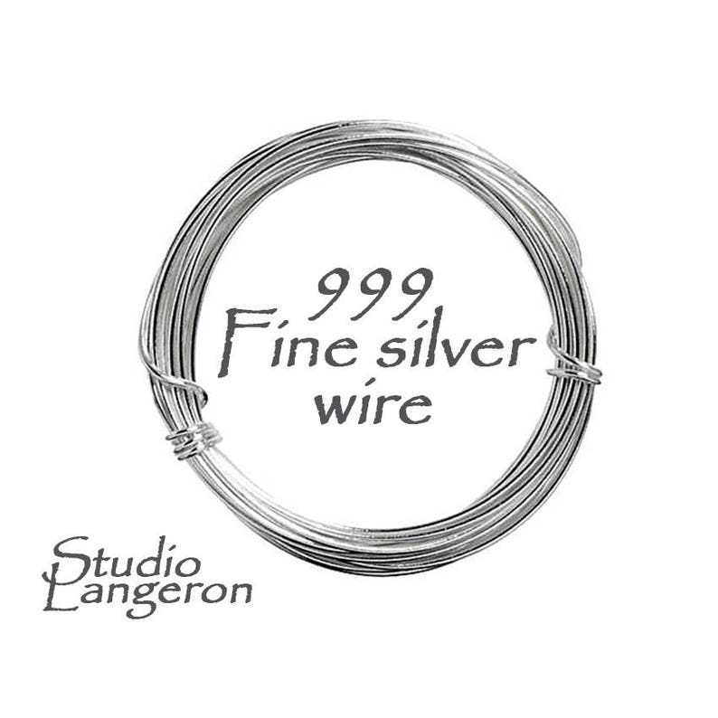 Puede incluir: Un rollo de alambre de plata fina 999. El alambre es de color plateado y est&aacute; enrollado en un c&iacute;rculo. El texto "999 Fine silver wire" est&aacute; impreso sobre un fondo blanco.