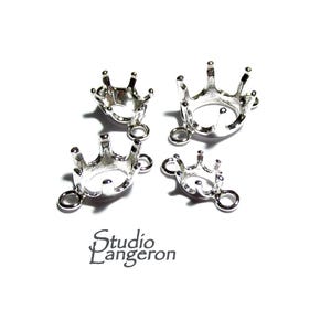 May include: Four silver-colored crown-shaped jewelry settings with a loop for attaching to a chain or other component. The settings have prongs to hold a gemstone. The Studio Langeron logo is in the lower left corner.