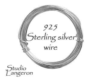 Puede incluir: Un rollo de alambre de plata de ley 925. El alambre es de color plateado y está enrollado en un círculo. El texto "925 Sterling Silver wire" está impreso en el rollo.