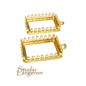 Może przedstawiać: Dwa złote metalowe ramki z ozdobną koroną. Każda ramka ma małą pętlę u góry do zawieszenia.