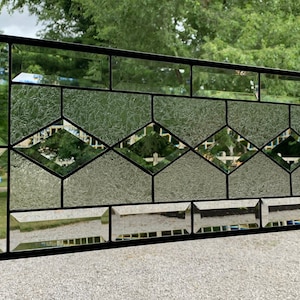 Pu&ograve; includere: Una finestra in vetro colorato con un design geometrico che presenta una fila di forme a diamante al centro. Il vetro &egrave; trasparente e testurizzato, con linee di piombo nere che delineano il design.