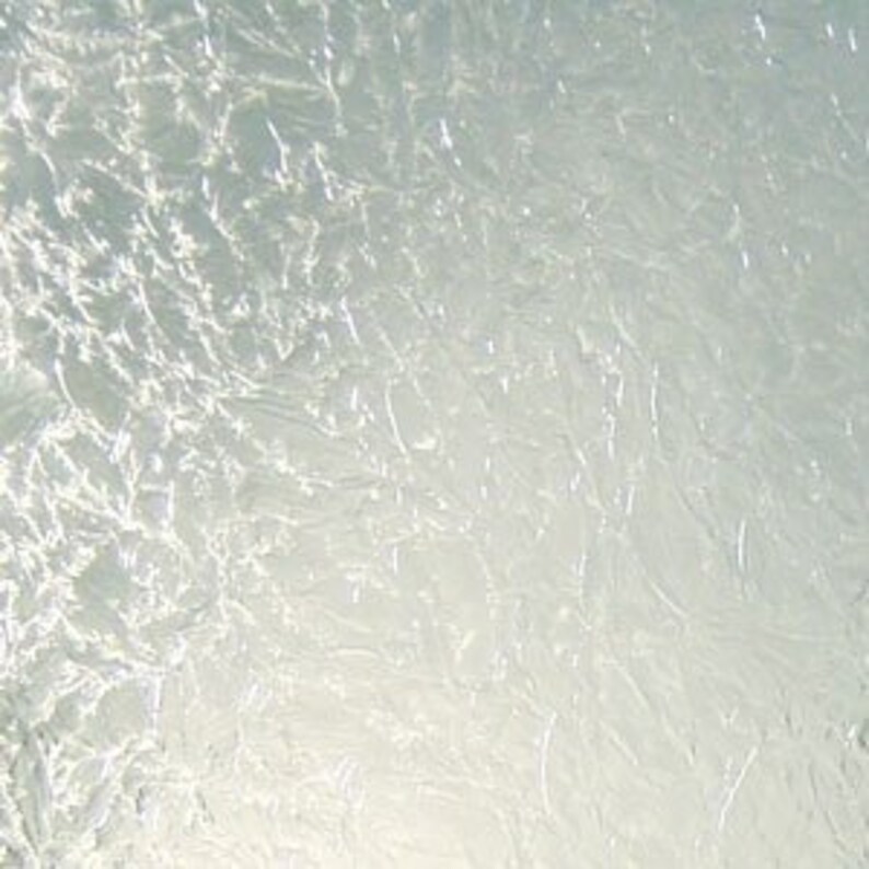 Pu&ograve; includere: Un foglio di foglia d'argento con una texture martellata. Il foglio ha una lucentezza sottile e una superficie leggermente irregolare.