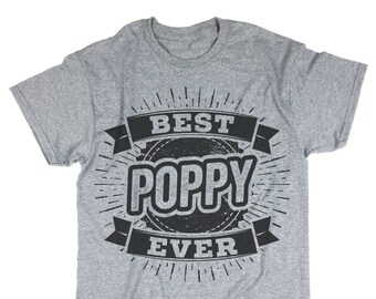 Könnte beinhalten: Ein graues T-Shirt mit einer schwarzen Grafik, auf der in einer Vintage-Schriftart "Best Poppy Ever" steht.