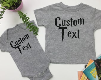 Body per bambini con testo personalizzato. Camicia personalizzata. Bambini Giovani Adulti T Shirt Unisex. Il tuo testo qui. Outfit coordinati.