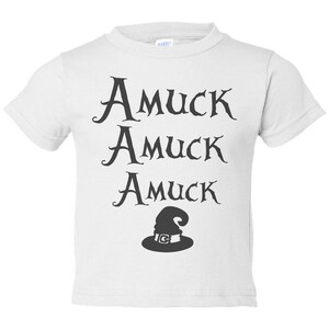 Pu&ograve; includere: T-shirt bianca per bambini con la scritta nera "Amuck Amuck Amuck" in un carattere stilizzato. Sotto, un cappello da strega nero con fibbia argentata. La maglietta &egrave; realizzata in un materiale morbido e leggero.