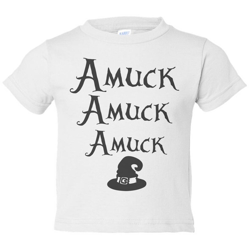 Pu&ograve; includere: T-shirt bianca per bambini con la scritta nera "Amuck Amuck Amuck" in un carattere stilizzato. Sotto, un cappello da strega nero con fibbia argentata. La maglietta &egrave; realizzata in un materiale morbido e leggero.