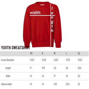 Op de afbeelding: Maattabel voor een rood jeugd sweatshirt. De tabel toont de afmetingen in inches voor schouderbreedte, lengte, breedte en mouwlengte. De maten omvatten XS, S, M, L en XL.