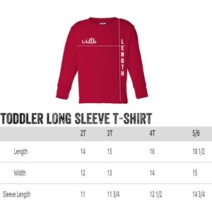 Op de afbeelding: Maattabel voor een lange mouw t-shirt voor peuters. De tabel toont de lengte, breedte en mouwlengte in inches voor de maten 2T, 3T, 4T en 5/6.