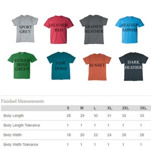 Puede incluir: Un gr&aacute;fico que muestra las medidas finales de las camisetas en diferentes tallas. El gr&aacute;fico muestra la longitud y el ancho del cuerpo en pulgadas para las tallas S, M, L, XL, 2XL y 3XL. El gr&aacute;fico tambi&eacute;n muestra la tolerancia para cada medida.