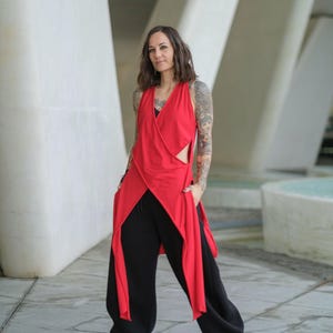 Rote asymmetrische Baumwolltunika für Frauen: Ärmelloses Wickeltop, futuristische Bluse