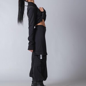 Loose fit cotton joggers with cargo pockets and streetwear-inspired relaxed silhouette
