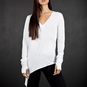 Asymmetric top thumb hole sleeves