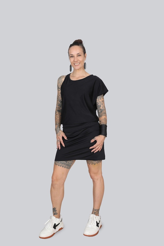 ブラックのオフショルダージャージードレス：オーバーサイズストレッチ  