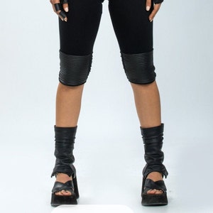 Cyberpunk Kunstleder Stulpen: Asymmetrischer Biker Stitch