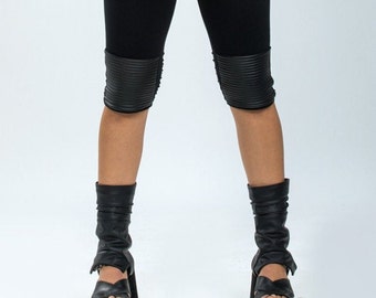 Scaldamuscoli in similpelle cyberpunk: punto biker asimmetrico