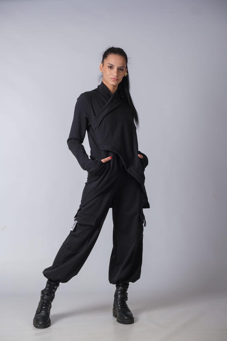 Women’s black baggy cargo pants made of soft heavy cotton with elastic waist and techwear style