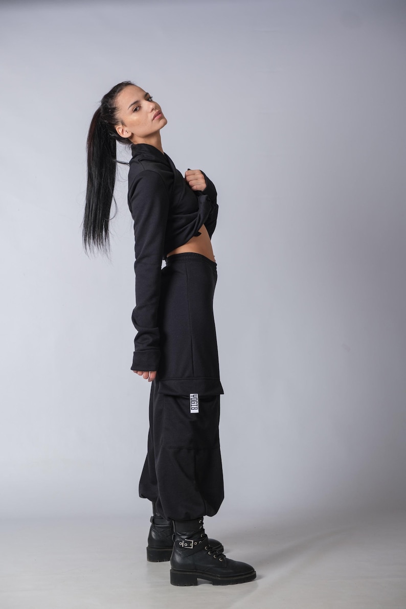 Loose fit cotton joggers with cargo pockets and streetwear-inspired relaxed silhouette