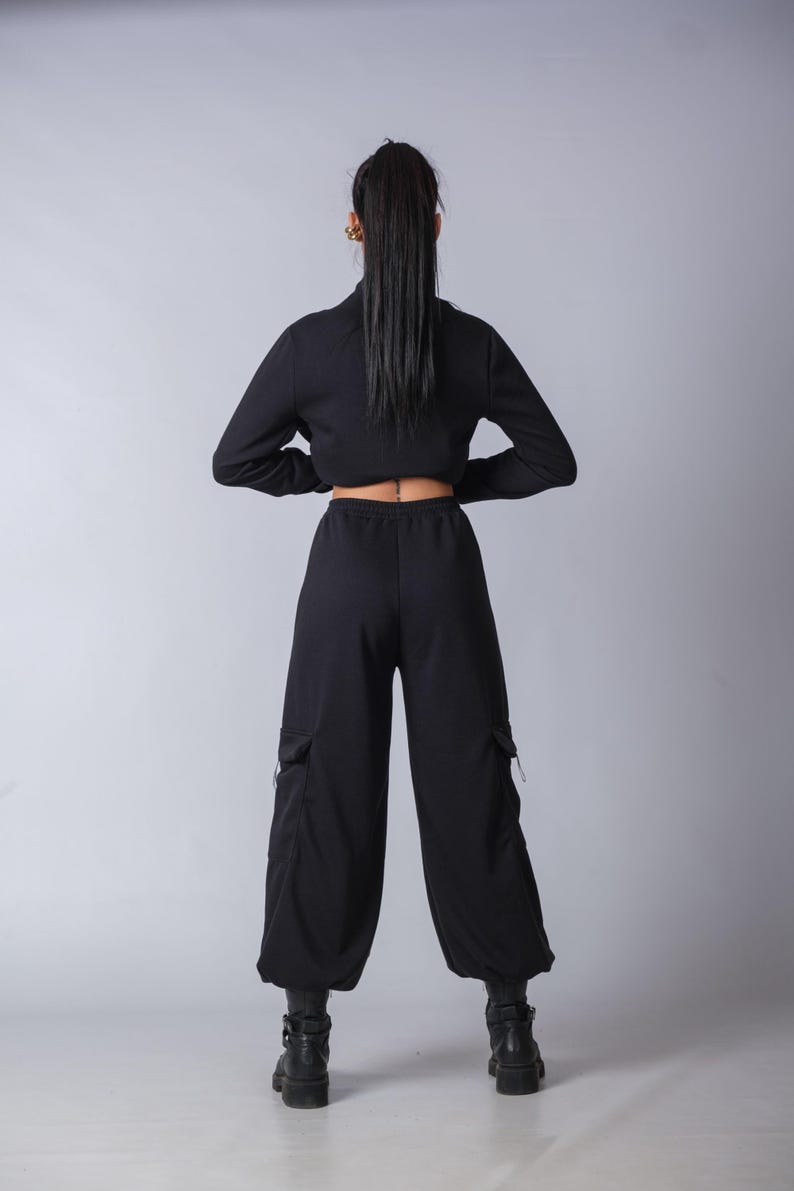 Relaxed fit women’s cargo trousers ideal for pairing with hoodies, crop tops, or sneakers