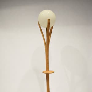 Staande lamp in gerecycled eikenhout, hoogte 185, witte glazen bol, 18W LED-lamp, &quot;Emergence double&quot;
