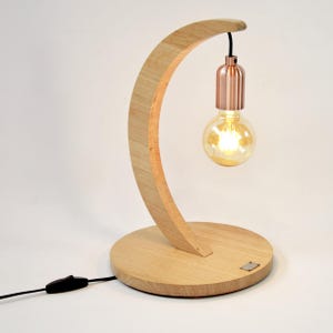Handgefertigte Nachttischlampe aus recycelter Eiche, LED-Glühbirne